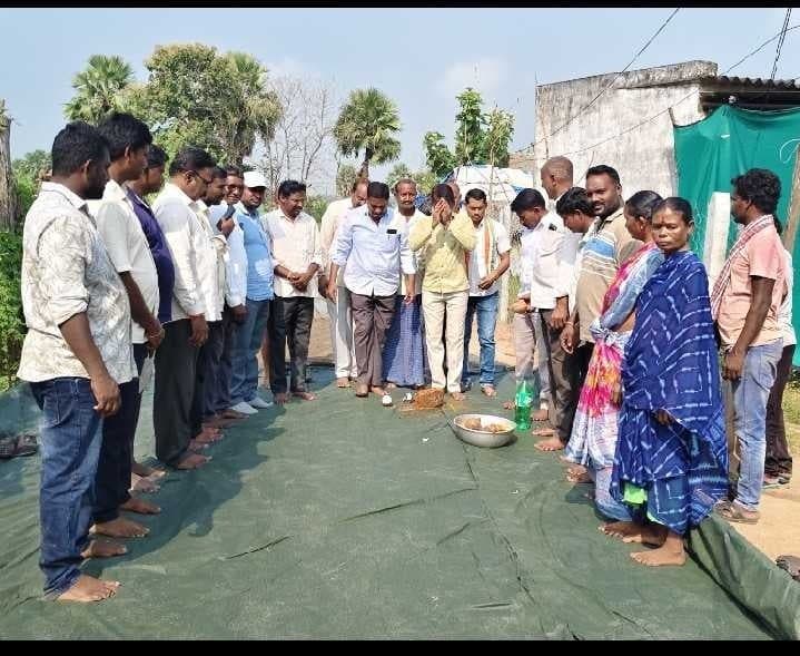బాలన్నగూడెంలో సీసీ రోడ్డు పనులు ప్రారంభం - Udayam