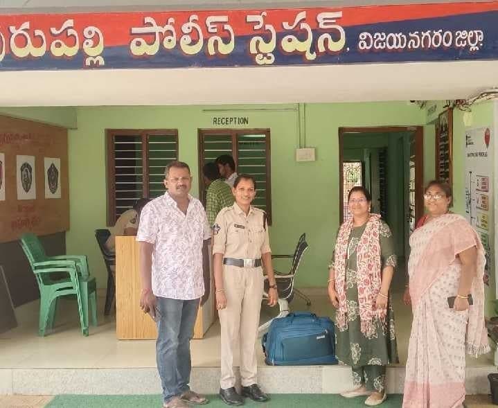చీపురుపల్లి పోలీసుల చొరవతో బ్యాగు లభ్యం - Udayam