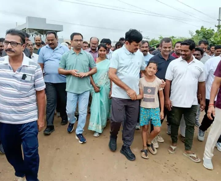 మార్నింగ్ వాక్లో ప్రజల సమస్యలపై మంత్రి సమీక్ష - Udayam Digital