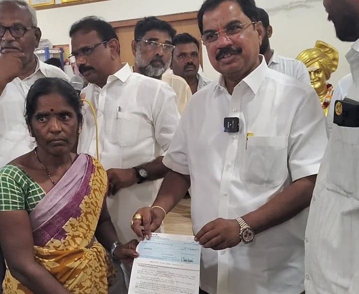 40 మందికి రూ.26 లక్షల సీఎంఆర్ఎఫ్ చెక్కులు - Udayam