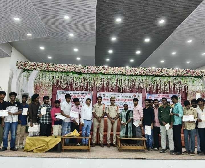 అగ్రహారం జేఎన్టీయూ విద్యార్థుల రక్తదానం - Udayam