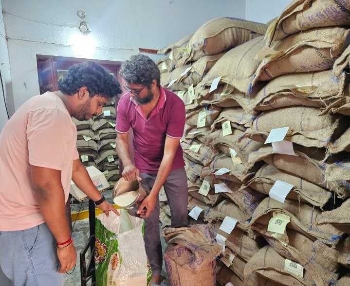 తుఫాన్ వేళ.. ముందుగానే రేషన్ సరుకులు - Udayam