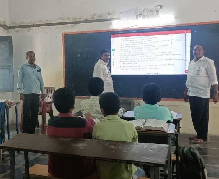 పీసీ పల్లిలో విద్యార్థులకు ప్రత్యేక తరగతులు - Udayam