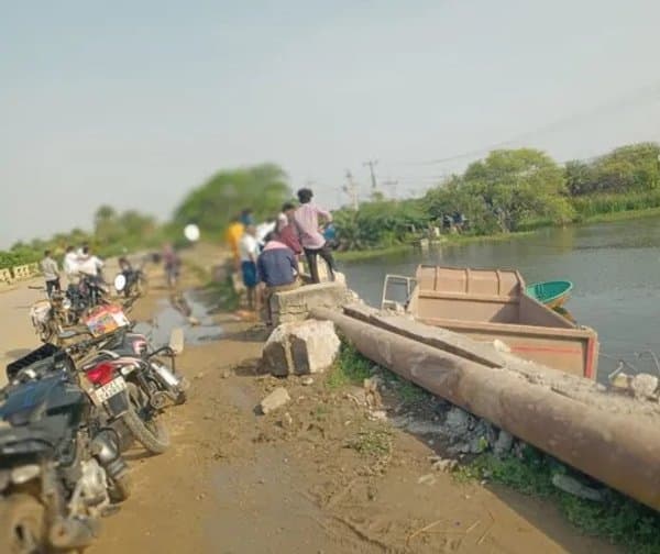 కె. సింగవరం వద్ద అదుపు తప్పిన టిప్పర్
