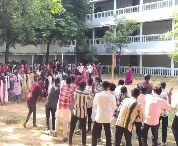 పరిగిలో కాలేజీలో గణేష్ నిమజ్జన సంబరాలు - Udayam