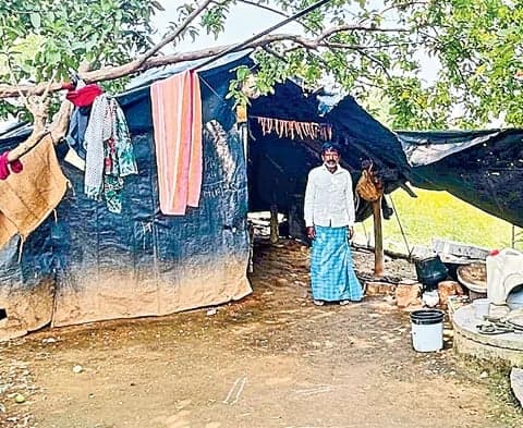 అధికారుల పొరపాటుతో పథకాలకు దూరం - Udayam