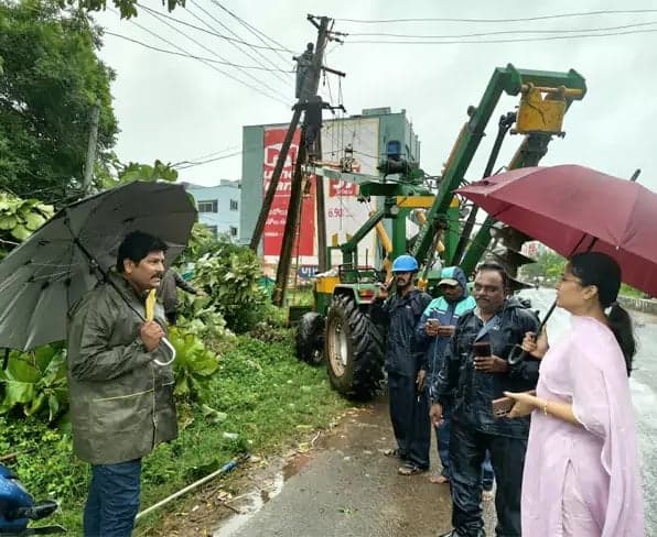 భీమడోలులో తుఫాన్ బీభత్సం - Udayam