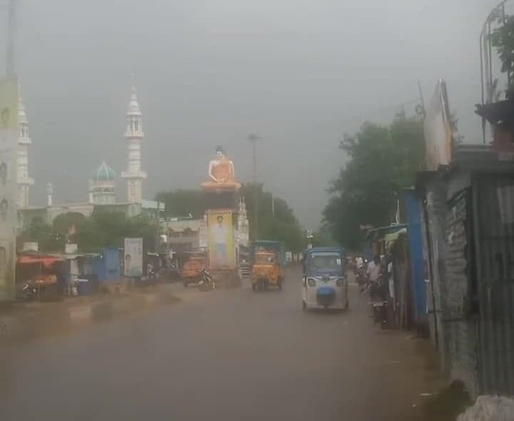 గిద్దలూరులో చిరుజల్లులు.. తగ్గిన ఉక్కపోత - Udayam