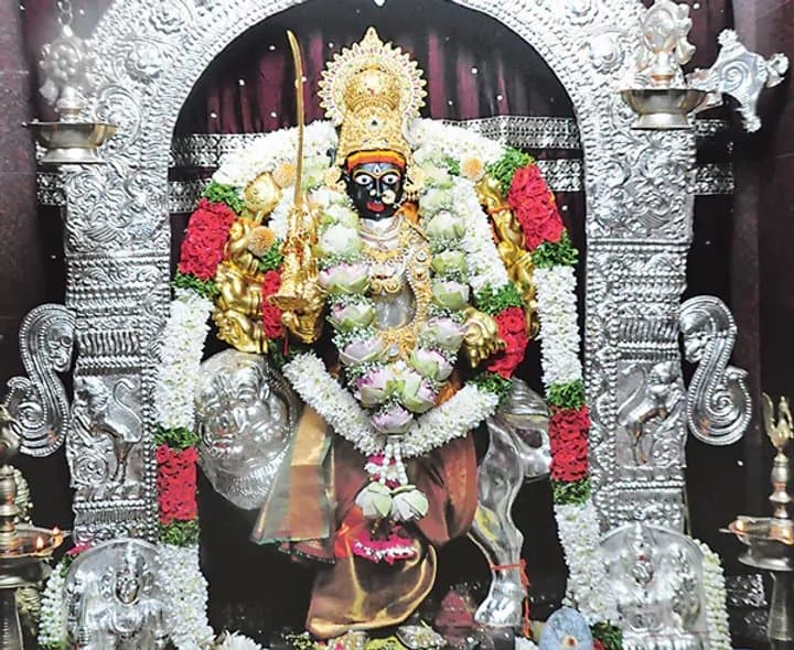 వెండిచీరలో దర్శనమిచ్చిన మహంకాళి అమ్మవారు - Udayam Digital