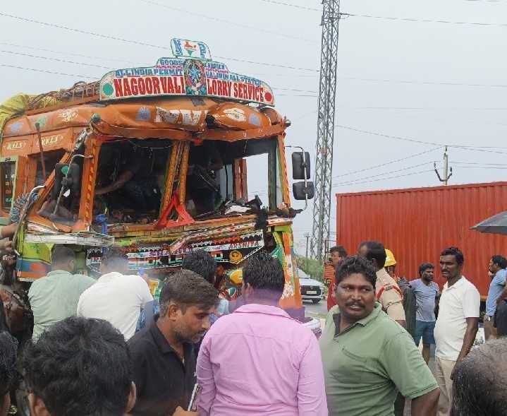 వావిలేటిపాడు వద్ద రెండు లారీలు ఢీ - Udayam