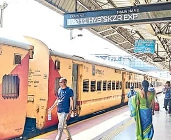ప్రత్యేక రైలుతో ఇంటర్సిటీకి ఆలస్యం - Udayam