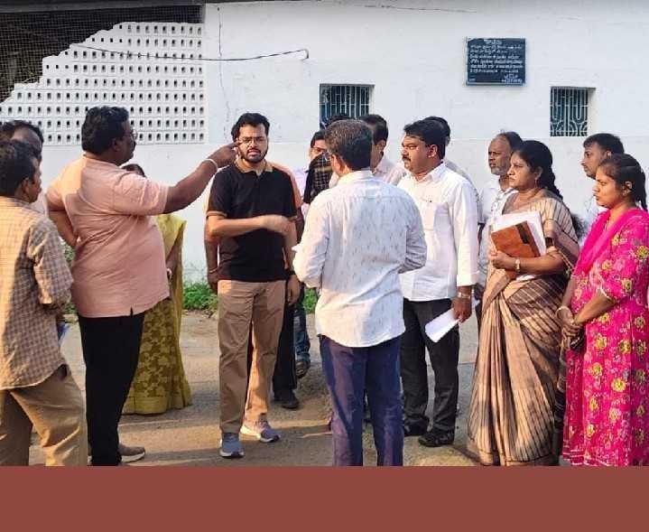 బొమ్మూరులో కమిషనర్ ఆకస్మిక తనిఖీలు - Udayam