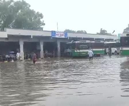 తిరువూరు బస్టాండ్లో వరద నీరు - Udayam