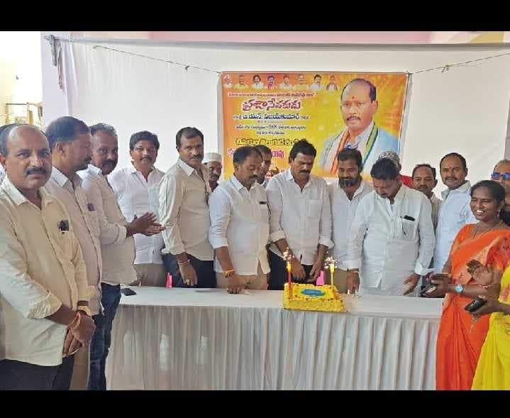 చీమకుర్తిలో ఎమ్మెల్యే విజయ్ కుమార్ బర్త్డే వేడుకలు - Udayam