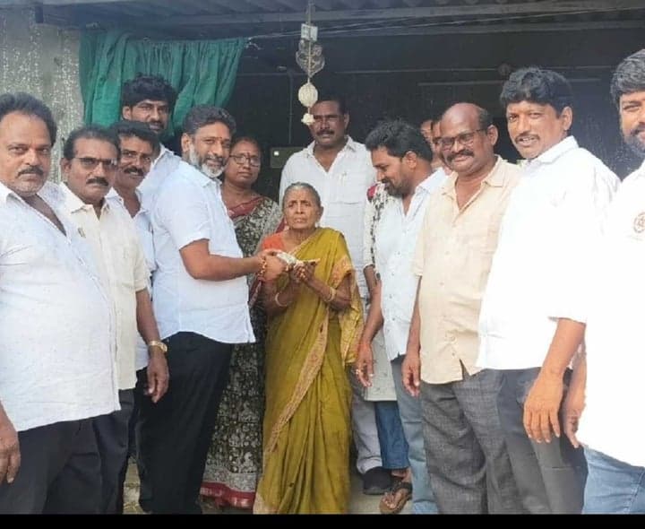 భువనపల్లిలో పెన్షన్ల పంపిణీ - Udayam