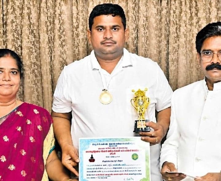 రాష్ట్రస్థాయి యోగా పోటీలకు జీఎంసీ ఉద్యోగికి - Udayam