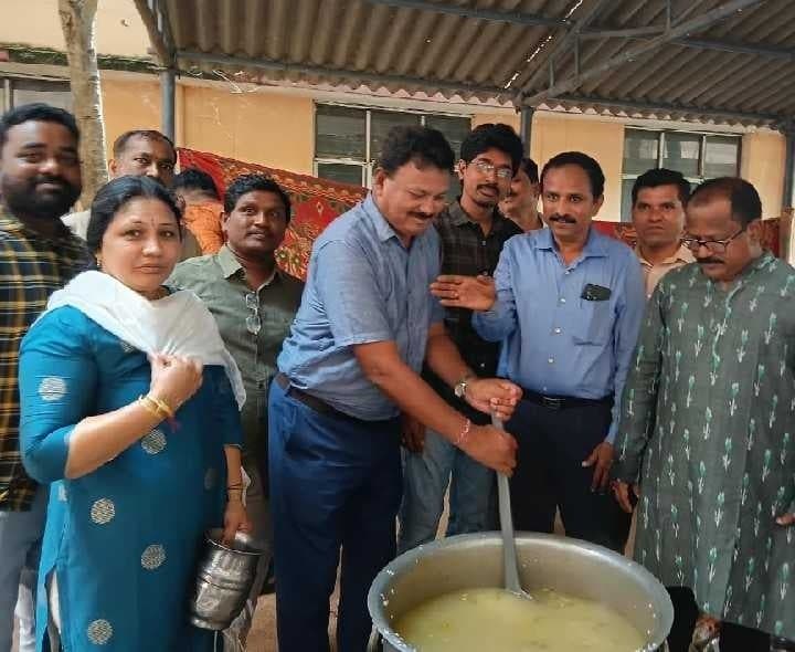 వంటావార్పుతో పాలిటెక్నిక్ ఉద్యోగుల నిరసన - Udayam
