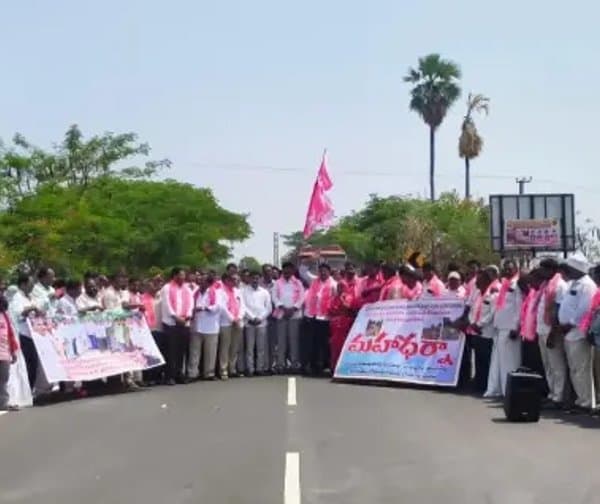 రోడ్ల నిర్మాణం కోసం బీఆర్ఎస్ ధర్నా
