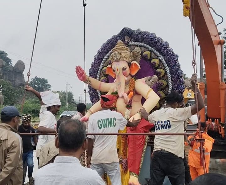 ఉర్సు చెరువు వద్ద కొనసాగుతున్న నిమజ్జనం - Udayam