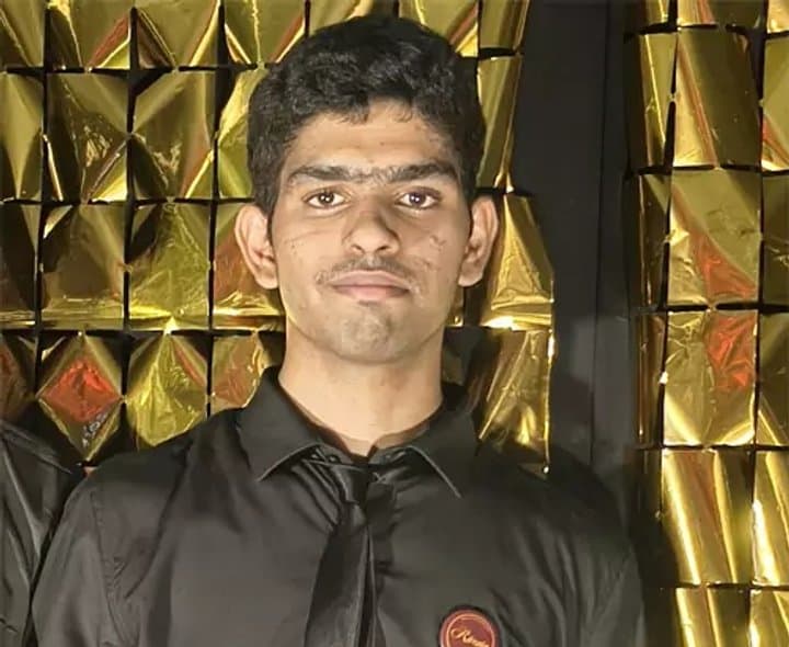 భవనంపై నుంచి దూకిన వైద్యవిద్యార్థి - Udayam