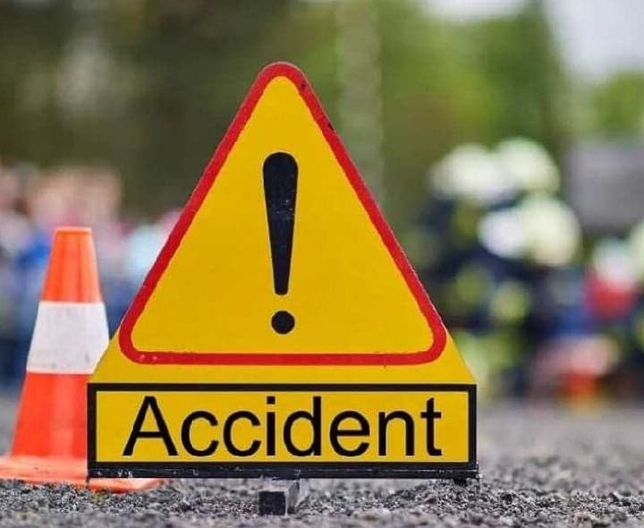 వెల్ల వద్ద రోడ్డు ప్రమాదం.. యువకుడి మృతి - Udayam