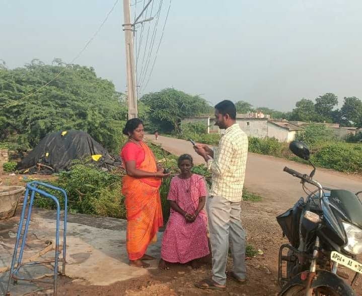 చాపాడులో పెన్షన్ల పంపిణీ ప్రారంభం - Udayam