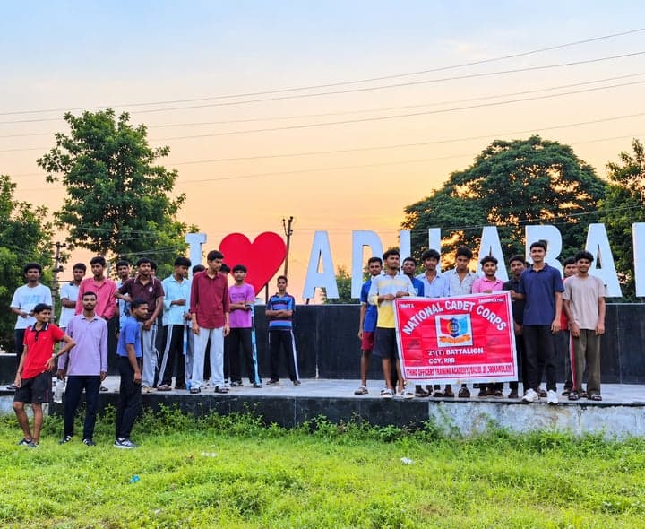 రోడ్ల శుభ్రతలో ఎన్సీసీ క్యాడెట్లు - Udayam