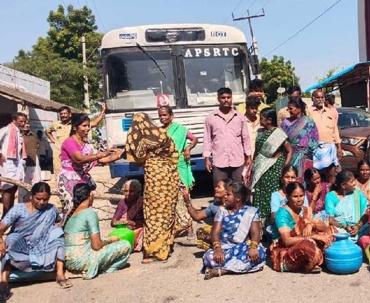 గాండ్లపెంట: తాగునీటి కోసం మహిళల ఆందోళన - Udayam