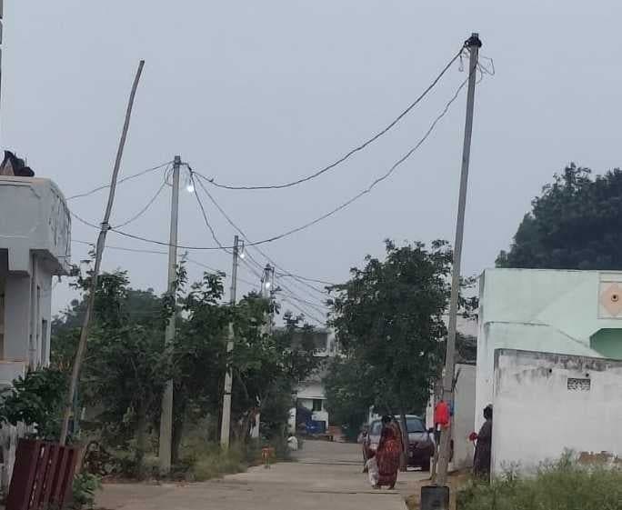 వెలిజర్లలో నిరంతరం వెలుగుతున్న వీధి దీపాలు - Udayam