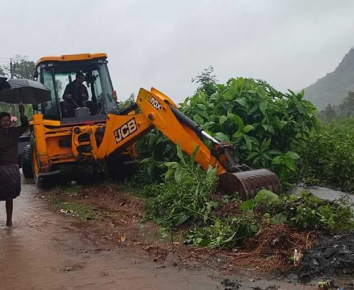గరేళ్ళవలసలో వరద నీటి మళ్లింపు పనులు - Udayam