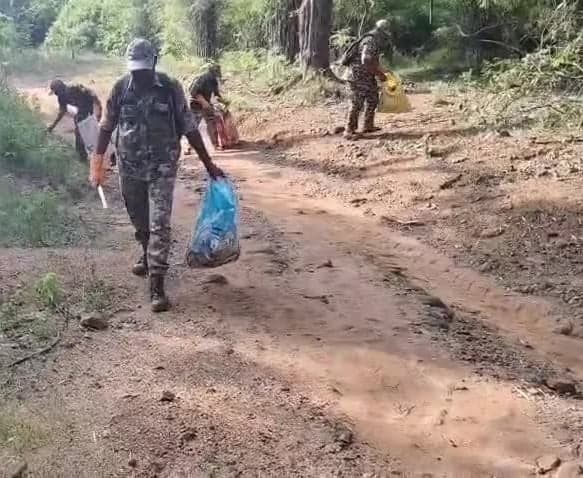 సిర్పూర్ అడవుల్లో ప్లాస్టిక్ వ్యర్థాల తొలగింపు