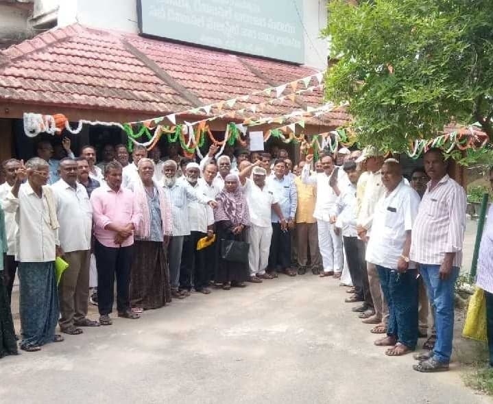 సర్వీస్ ఈనాం భూములపై నిషేధం ఎత్తేయాలి - Udayam