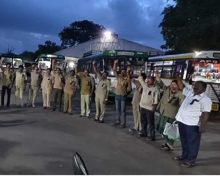 నల్ల బ్యాడ్జీలతో ఆర్టీసీ ఉద్యోగుల నిరసన - Udayam