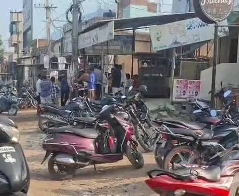 తూప్రాన్లో మాంసం దుకాణాల వద్ద రద్దీ - Udayam