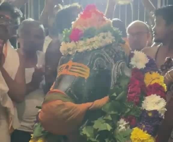 పిల్లలమర్రి శివాలయంలో ప్రత్యేక పూజలు - Udayam