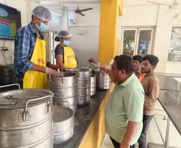ఆదోని అన్న క్యాంటీన్లో కమిషనర్ తనిఖీ - Udayam