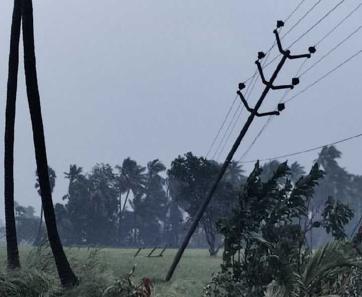 రాయవరంలో కూలిన స్తంభాలు - Udayam