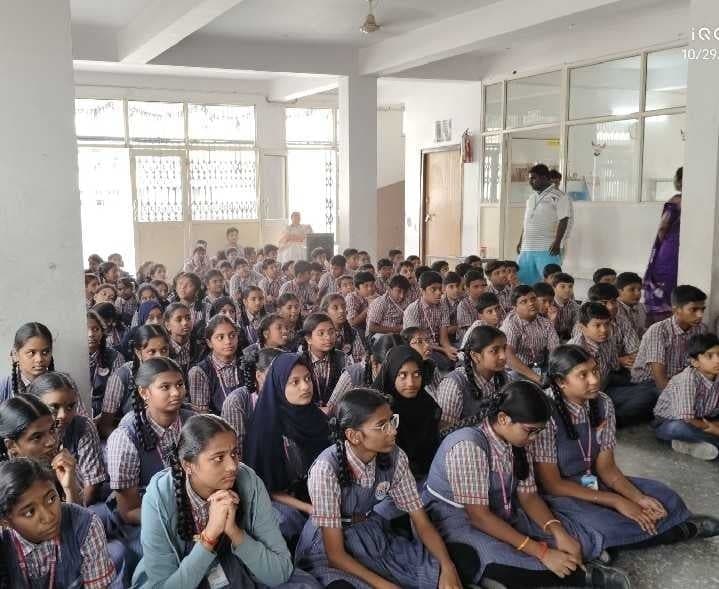 విద్యార్థులకు పోలీసుల భద్రతా అవగాహన - Udayam