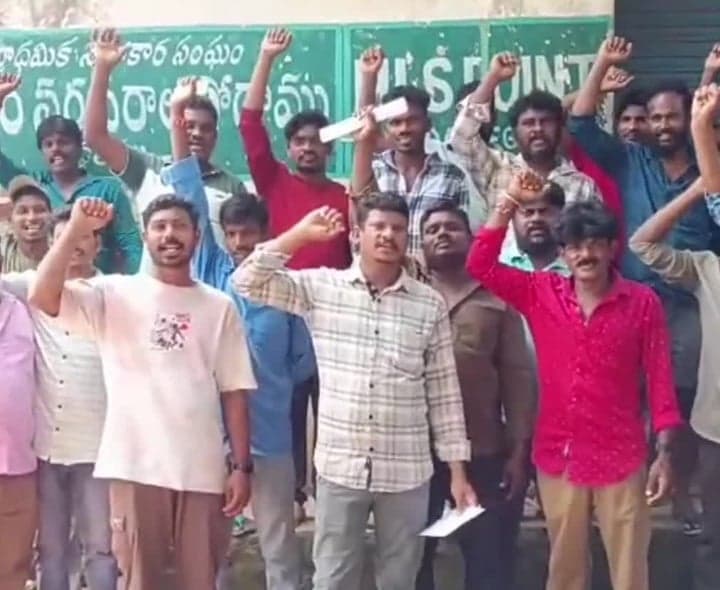 అడ్డతీగలలో సివిల్ సప్లై హమాలీల నిరసన - Udayam
