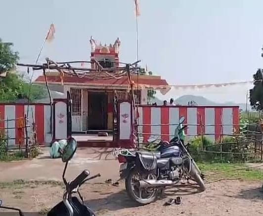 భక్తాంజనేయస్వామి ఆలయంలో ప్రత్యేక పూజలు - Udayam