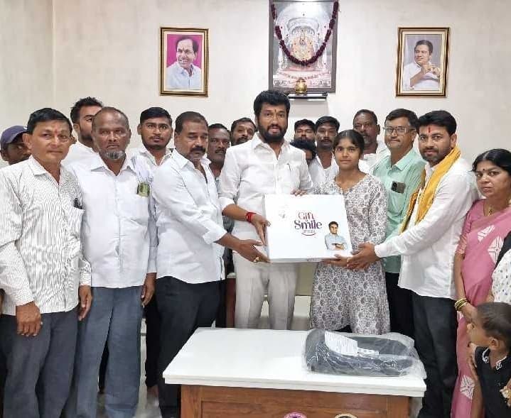 గిరిజన విద్యార్థినికి ల్యాప్టాప్ అందజేత - Udayam