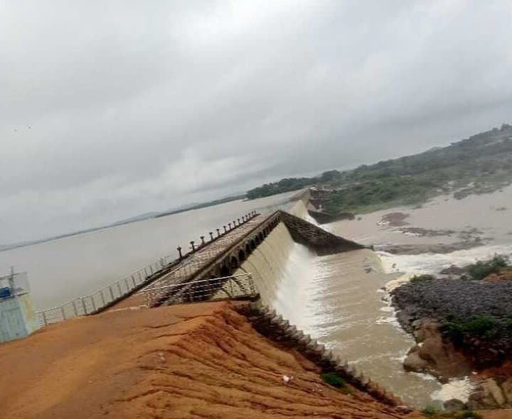 పోచారం ప్రాజెక్టులో నీటి విడుదల - Udayam