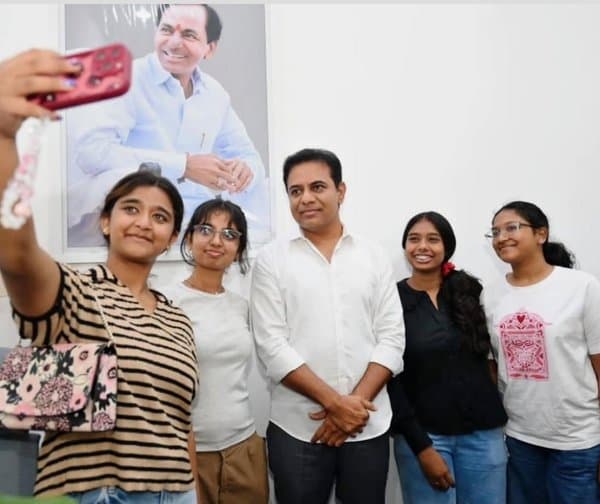 కేటీఆర్ను కలిసిన యువ విద్యార్థినులు!! - Udayam Digital