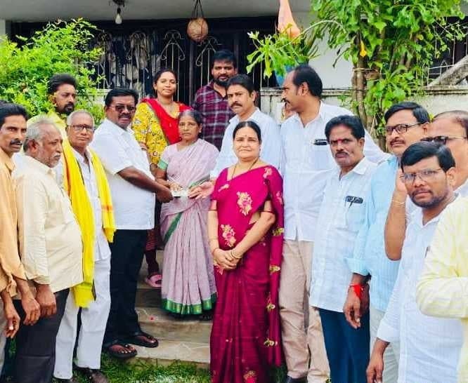 పింఛన్ల పంపిణీలో ఎమ్మెల్యే ఆనందరావు - Udayam