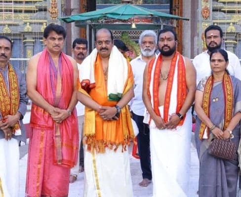 మోదీ పేరిట దుర్గమ్మకు ప్రత్యేక పూజలు - Udayam