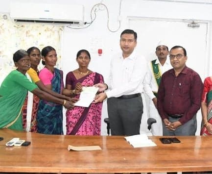 ఆదిలాబాద్లో మహిళా సంఘాలకు రూ.1 లక్ష చొప్పున రుణాలు - Udayam