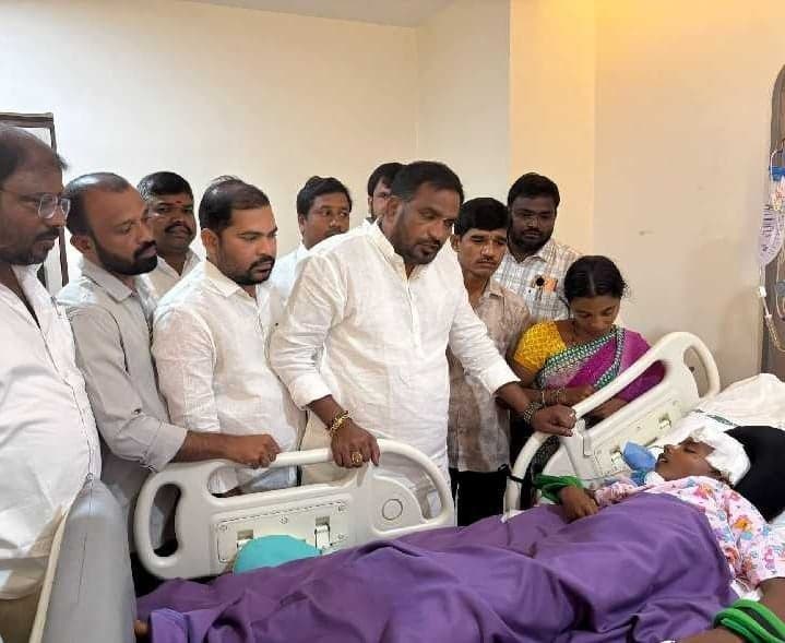 గాయపడిన గురుకుల విద్యార్థికి రూ.50 వేల సాయం - Udayam