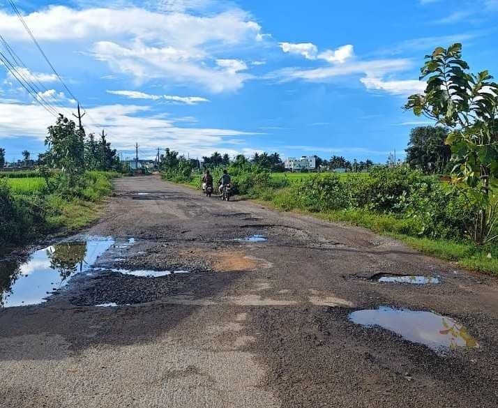 నరసన్నపేటలో అధ్వానంగా రహదారి - Udayam