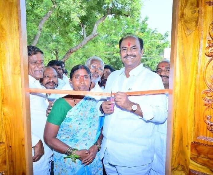 ఇందిరమ్మ ఇళ్లను ప్రారంభించిన ఎమ్మెల్యే - Udayam