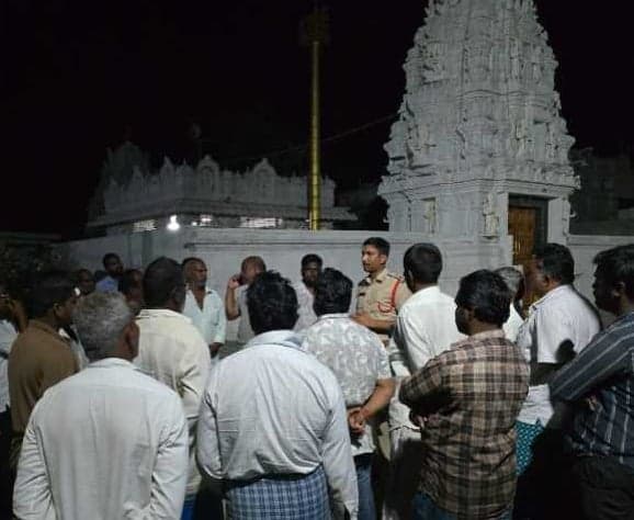 ఆదిపూడిలో ఎస్సై పల్లెనిద్ర కార్యక్రమం - Udayam